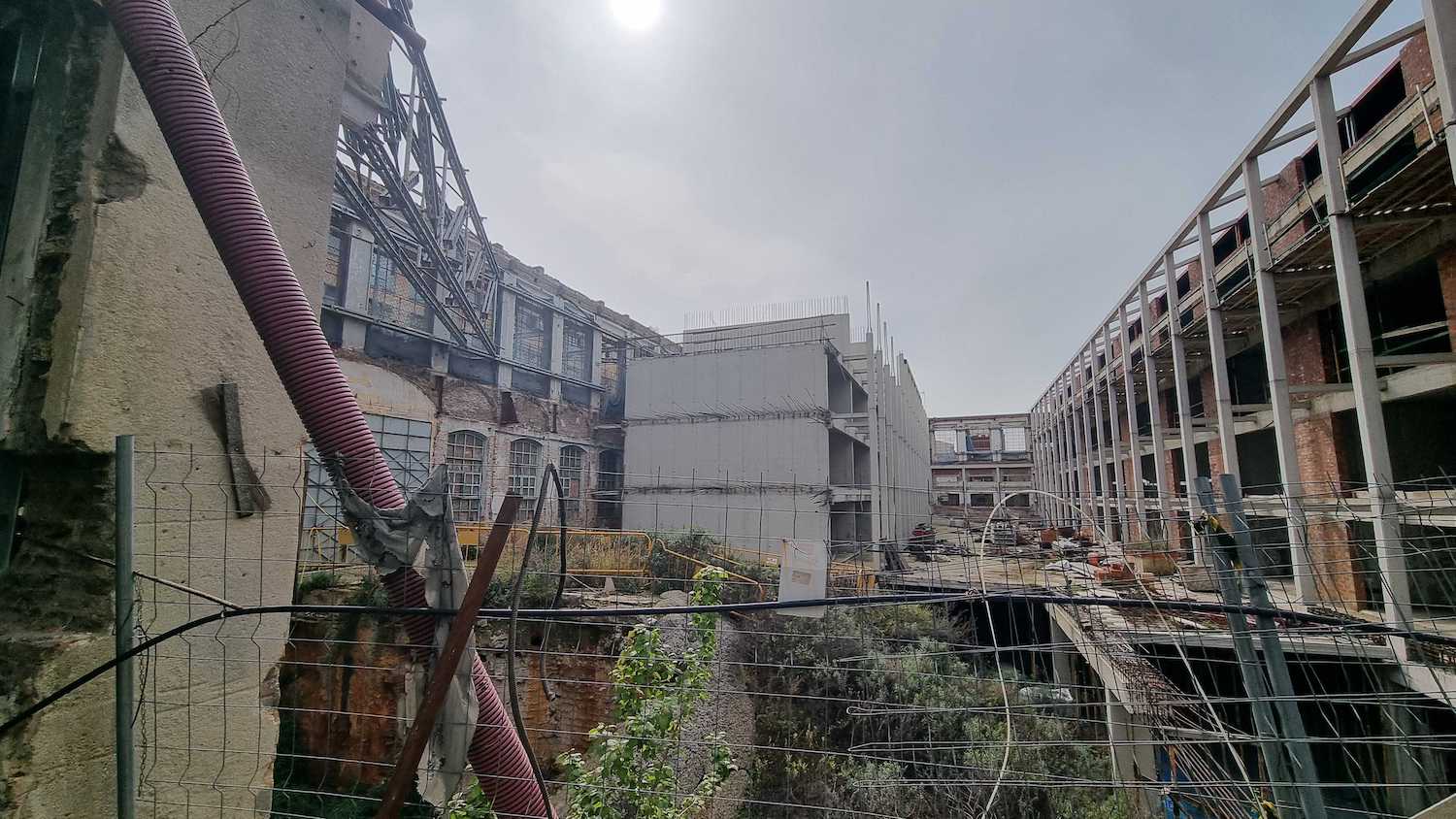 Retiren material de l’interior de la fàbrica Bosser del Centre