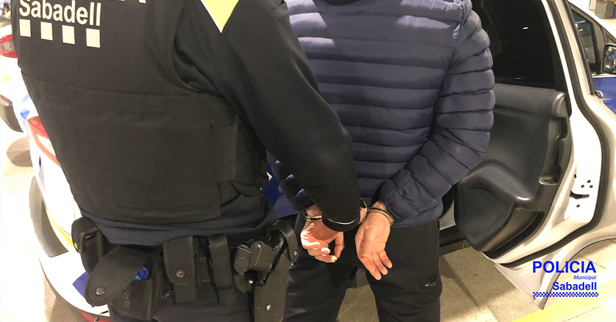 Detingut per destrossar vehicles aparcats i agredir un policia a Sabadell