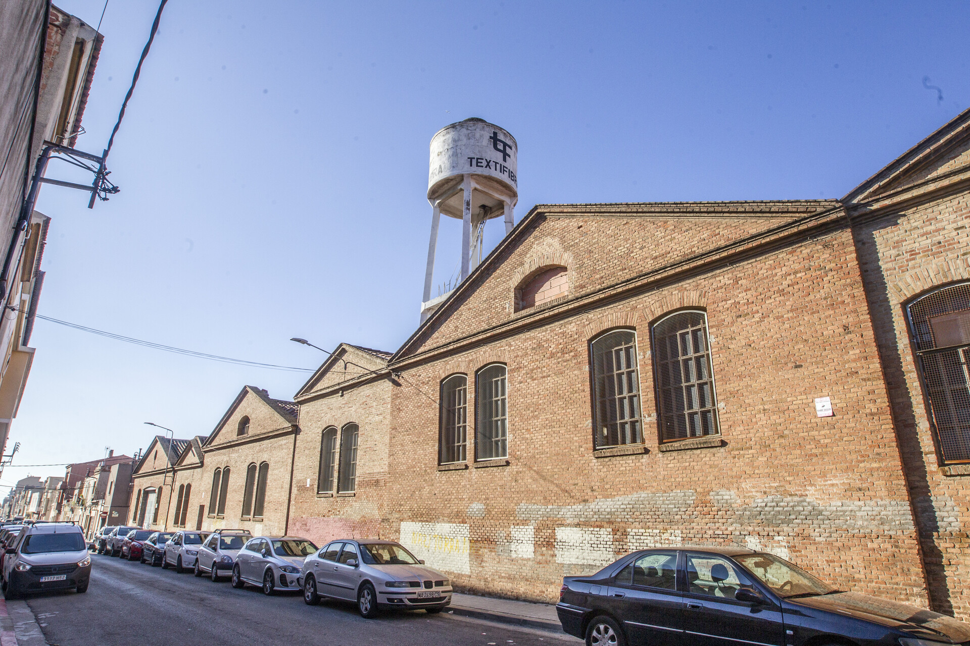 Veïns de Gràcia reclamen una biblioteca a la fàbrica Sallarès Deu