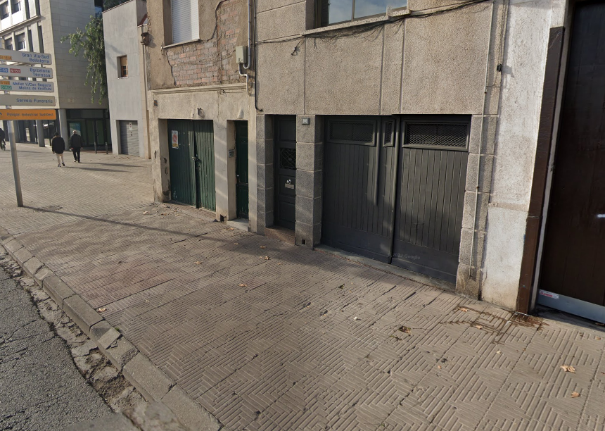 Ingressat un home en estat greu després d'impactar amb el cotxe contra una façana