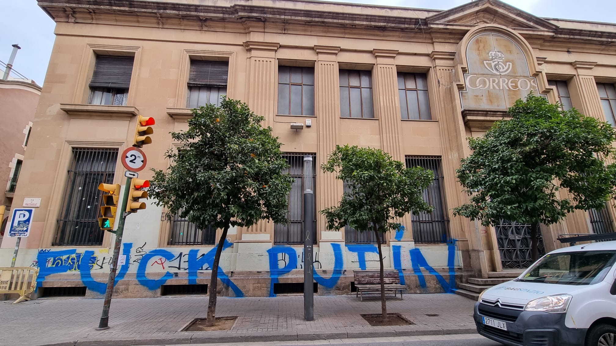 'Fuck Putin': apareix una pintada en contra del president rus a l'antic edifici de Correus de Sabadell