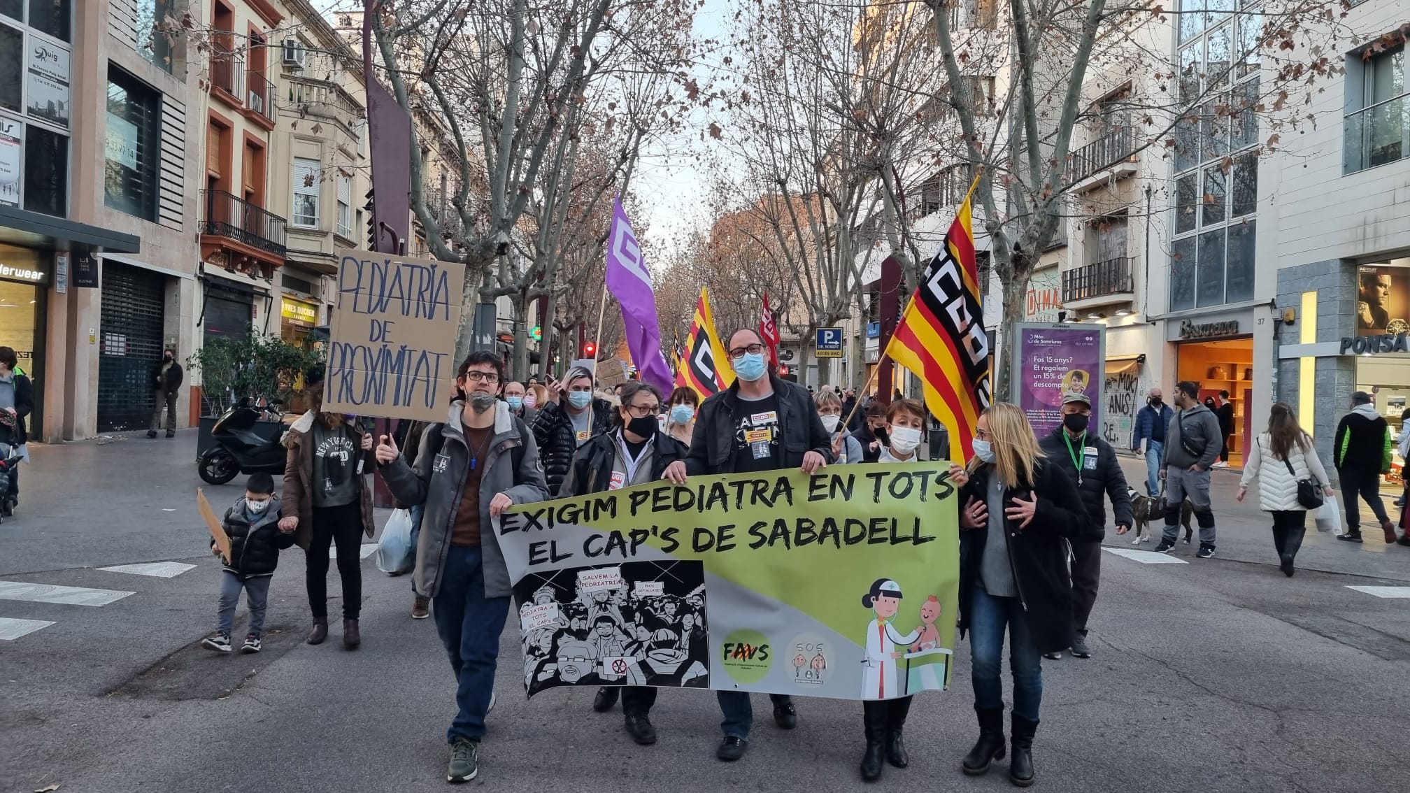Unes 200 persones reclamen un servei de pediatria de qualitat i proximitat als CAP de Sabadell
