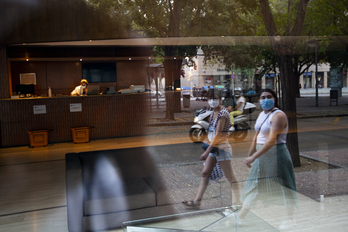 Menys d'una setmana per dir adeu a la mascareta obligatòria a l'exterior
