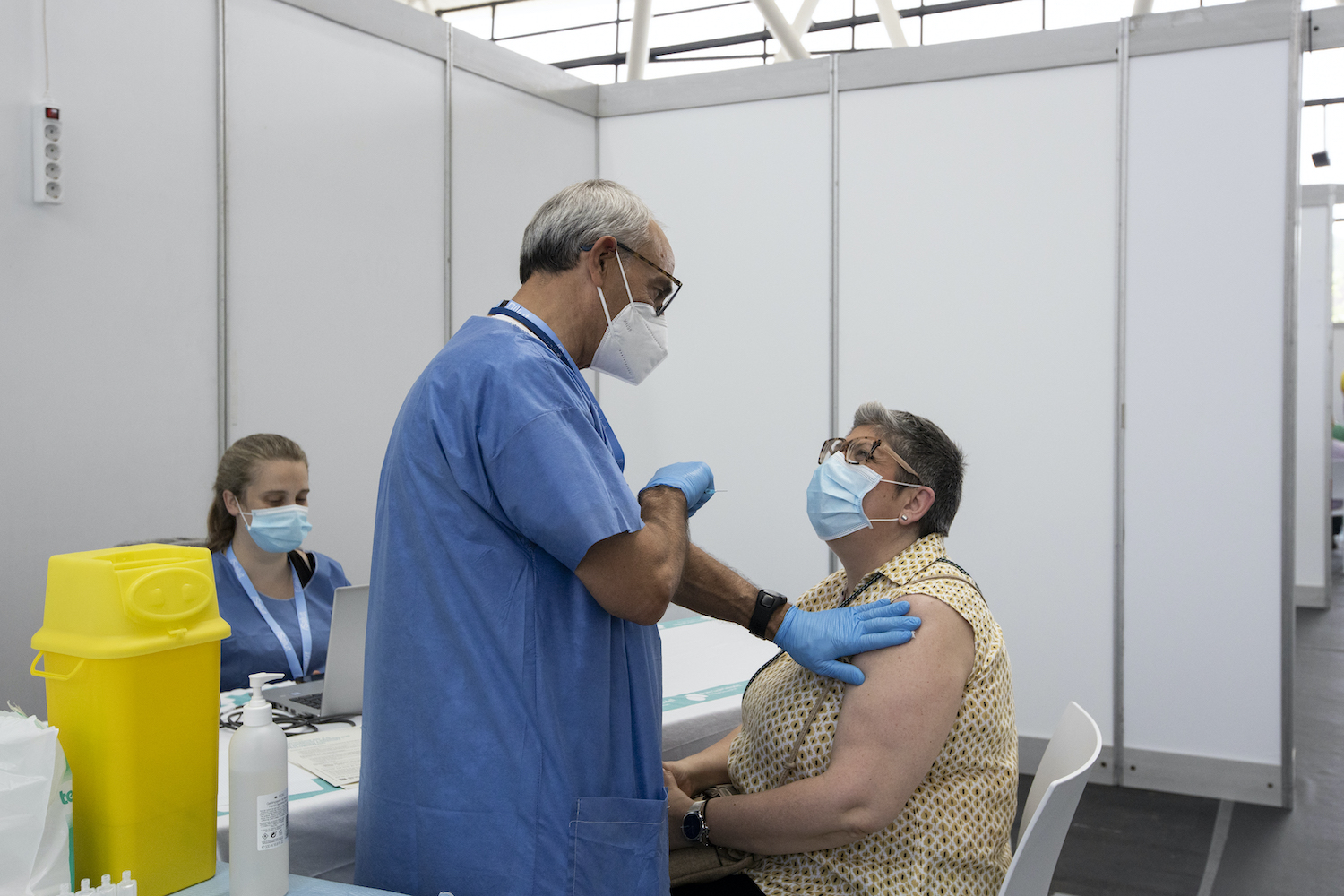 Sanitat aprova la tercera dosi per a la població d'entre 18 i 39 anys