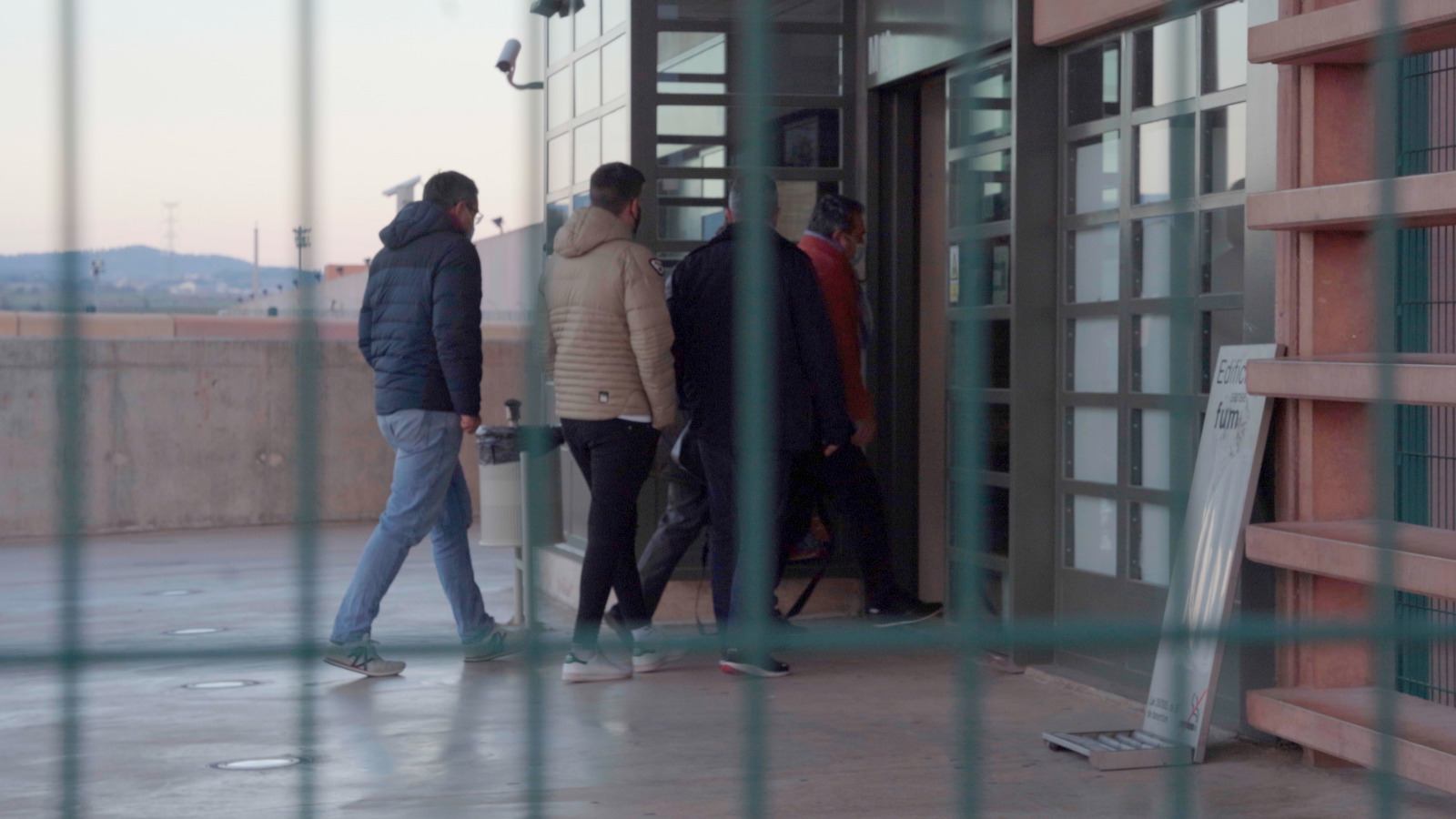 VÍDEO: El moment en què l'exalcalde de Sabadell Manuel Bustos entra a la presó