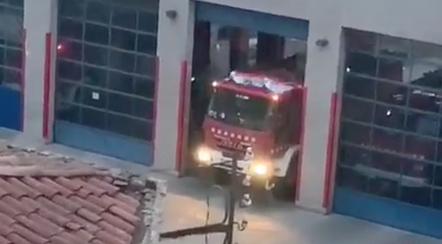 Dues persones intoxicades en l'incendi d'una nau abandonada a Sabadell