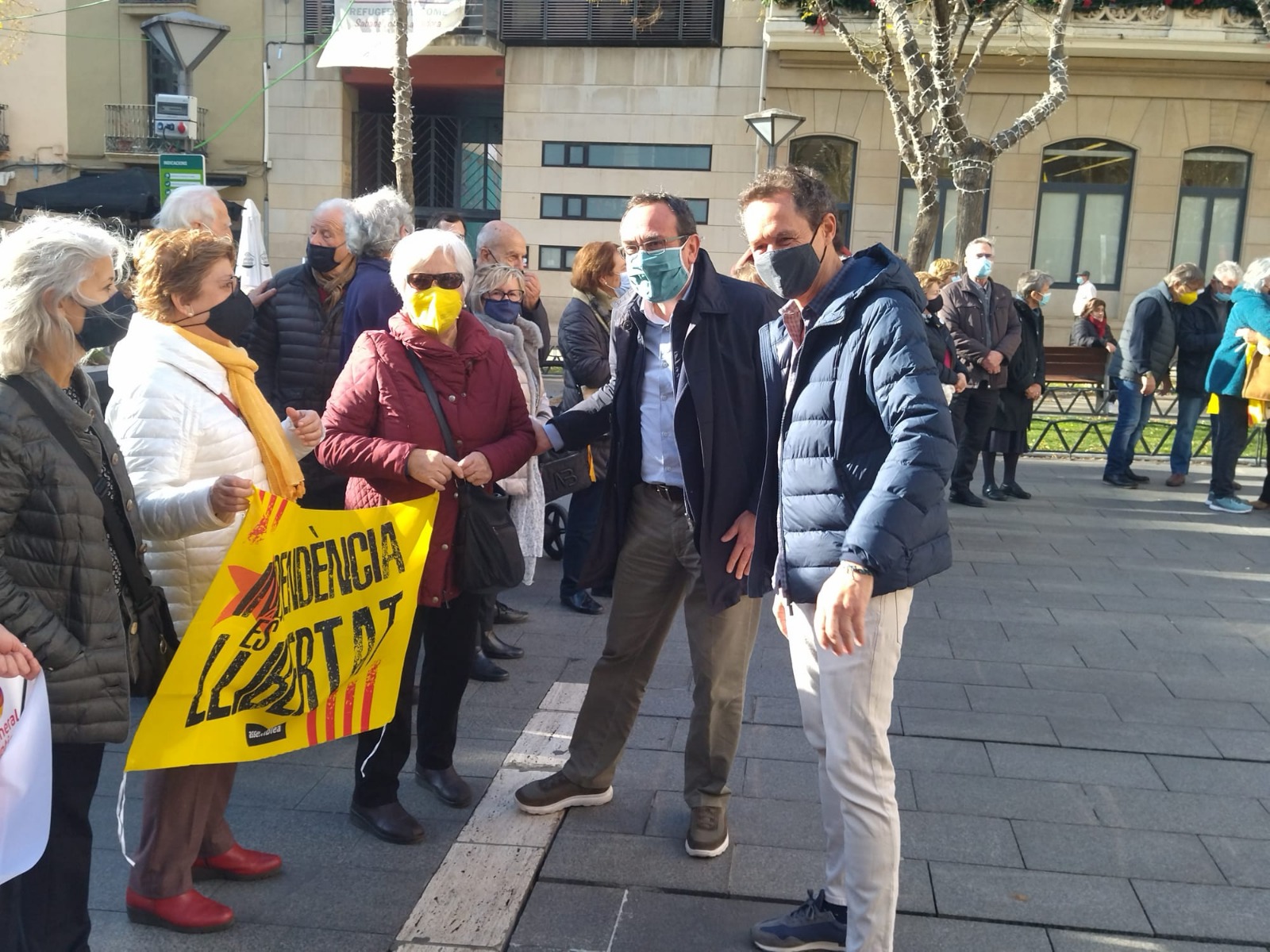 Josep Rull visita per sorpresa la concentració independentista de la plaça Sant Roc