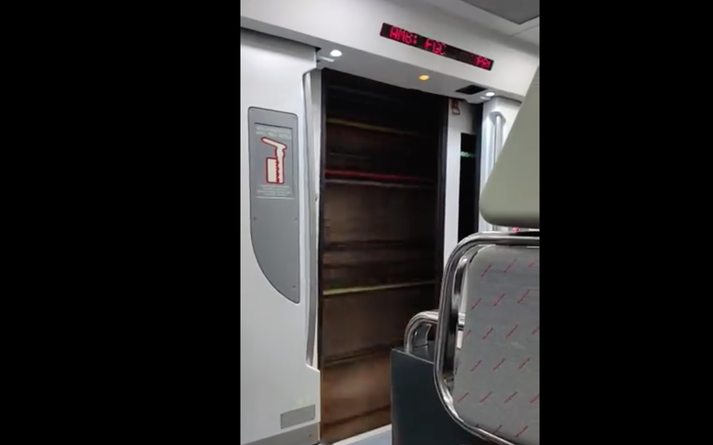 VÍDEO: Un tren de Rodalies circula amb la porta perillosament oberta per Sabadell