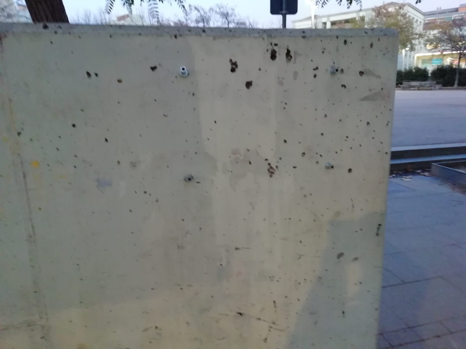 Destrossen la placa en homenatge al personal sanitari