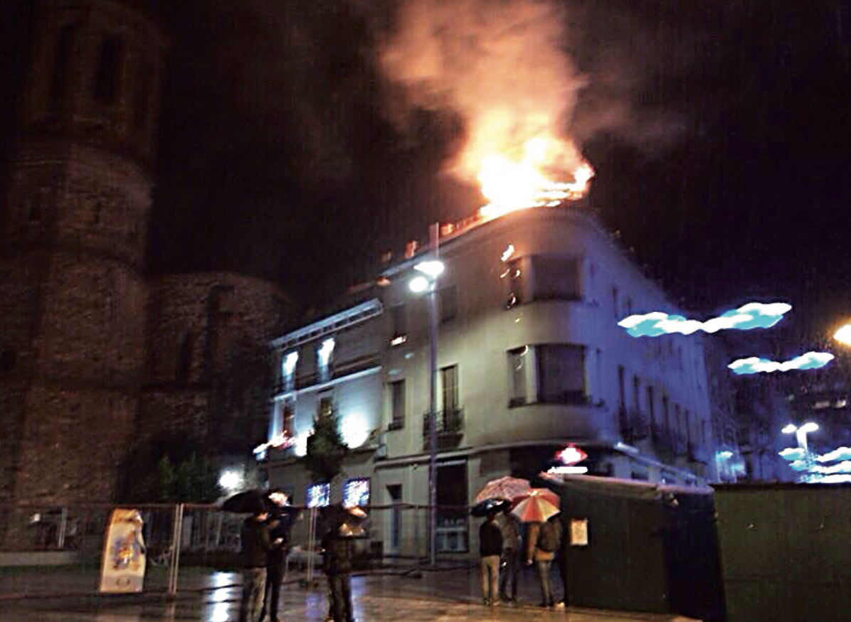 Set anys de l'incendi que va cremar el rellotge de Caixa Sabadell al Passeig