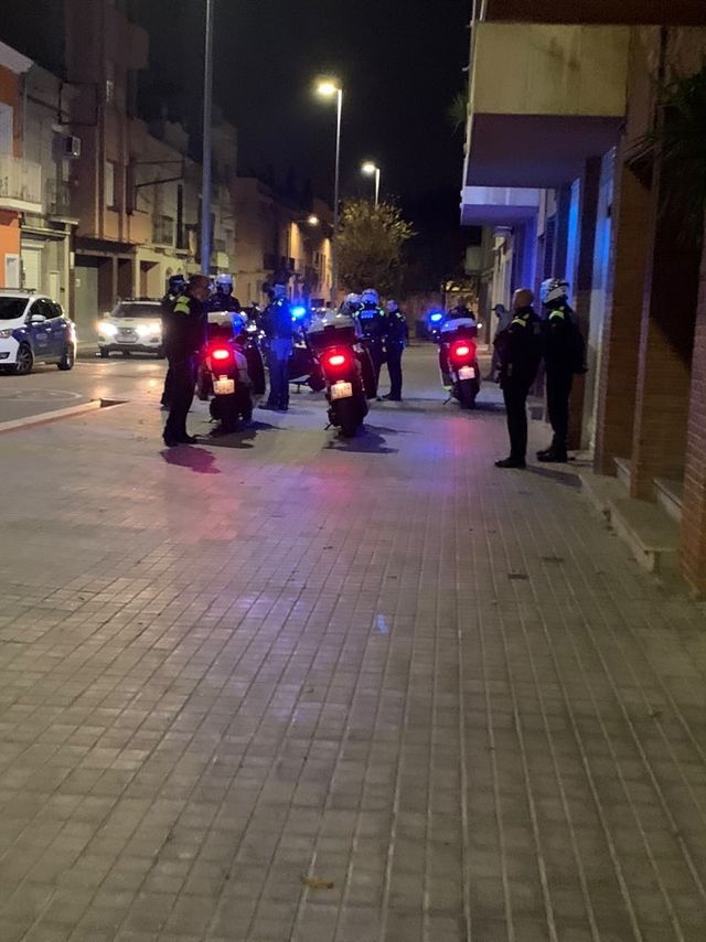Una baralla de bar acaba amb dos agents agredits i destrosses en un cotxe de la Policia de Sabadell