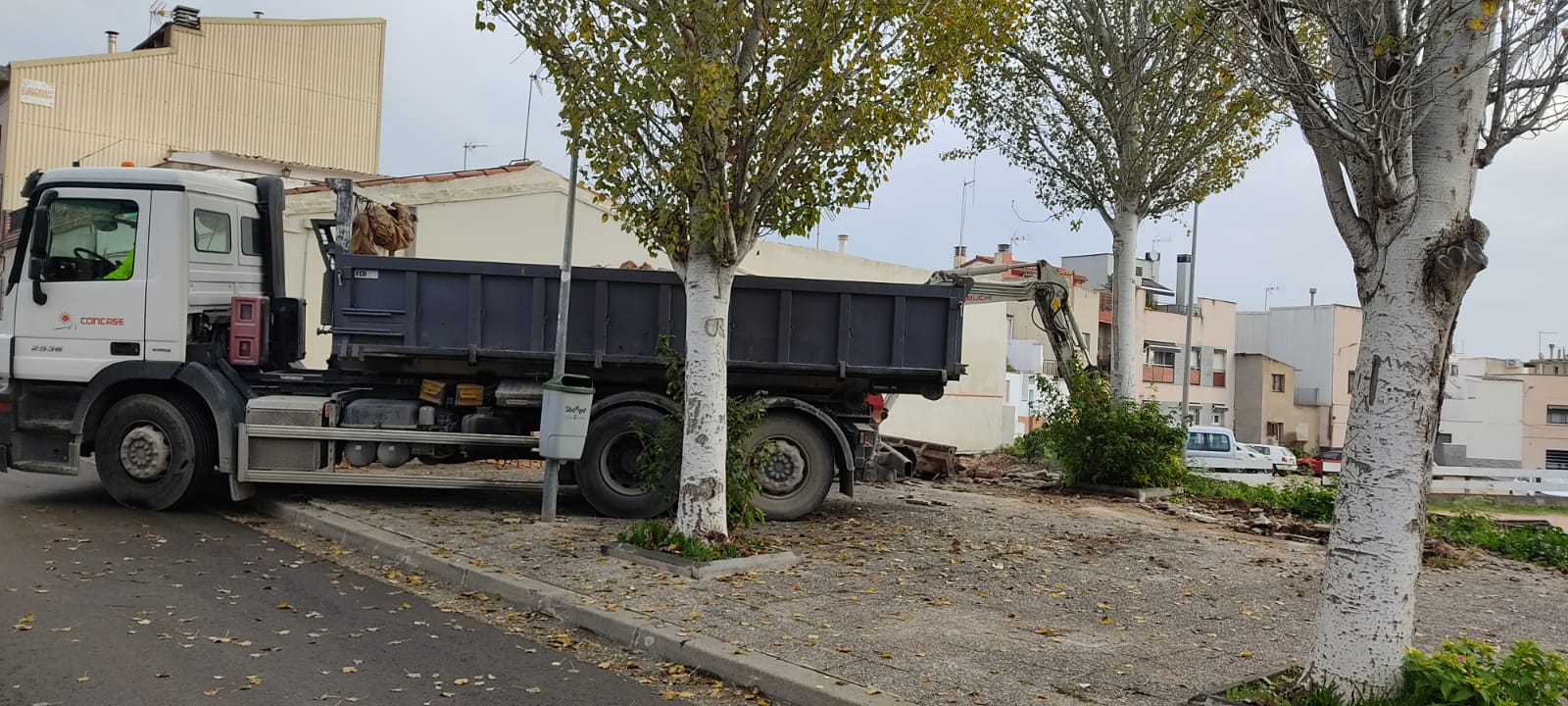 Reparen la vorera del carrer dels Geranis, al Torrent del Capellà
