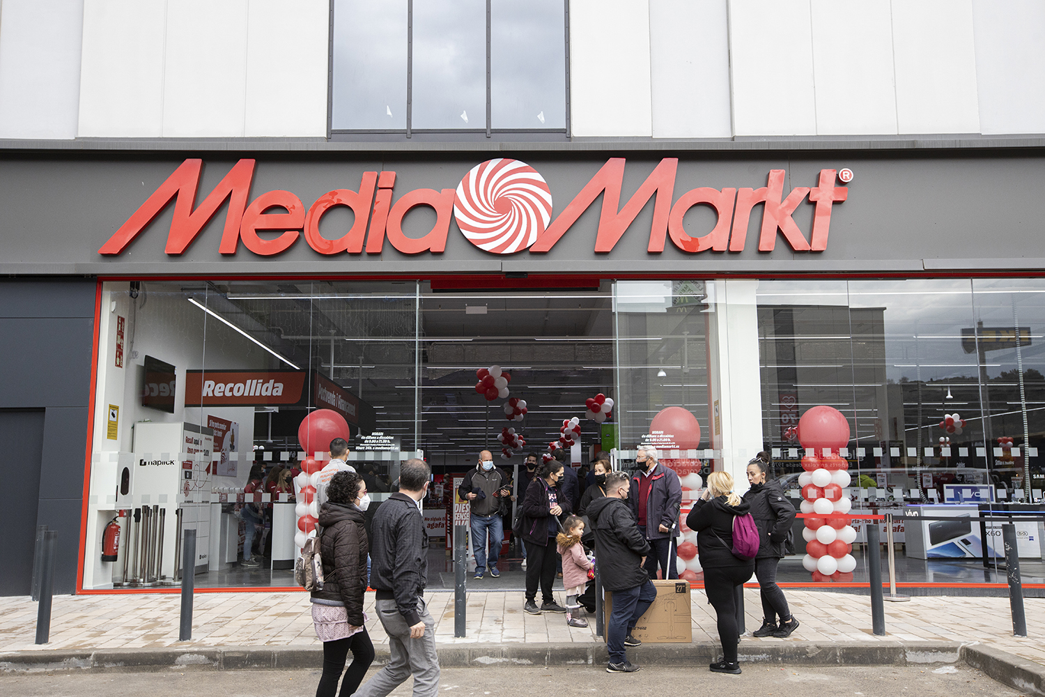 Allau de compradors per aprofitar els descomptes de la nova botiga de MediaMarkt a Sabadell