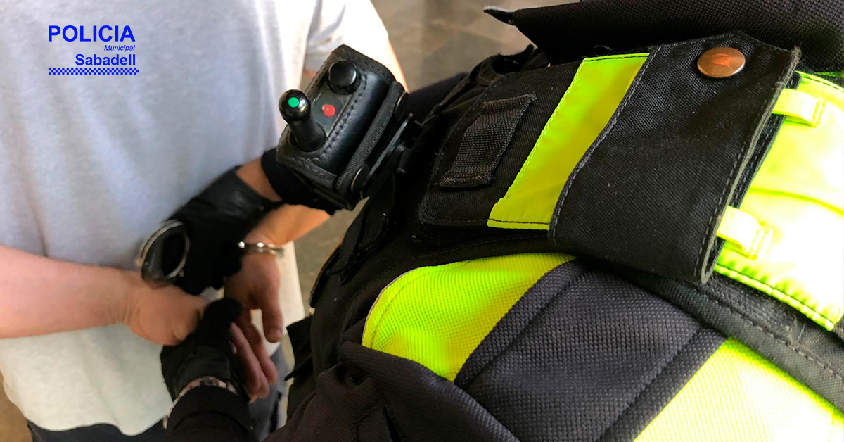 Detenen un individu que intentava robar a l'interior de vehicles a Sabadell