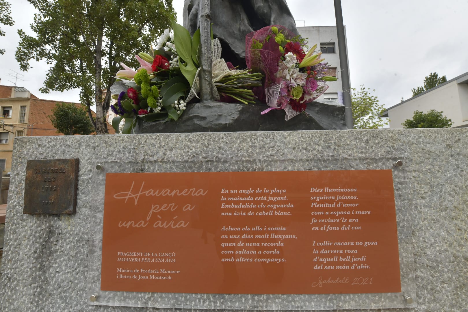 Ofrena floral i descoberta d'una placa commemorativa a la plaça dels Avis i les Àvies de Sabadell