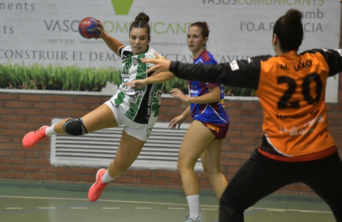 L'OAR Gràcia femení canvia el guió final i celebra la primera victòria (32-28)