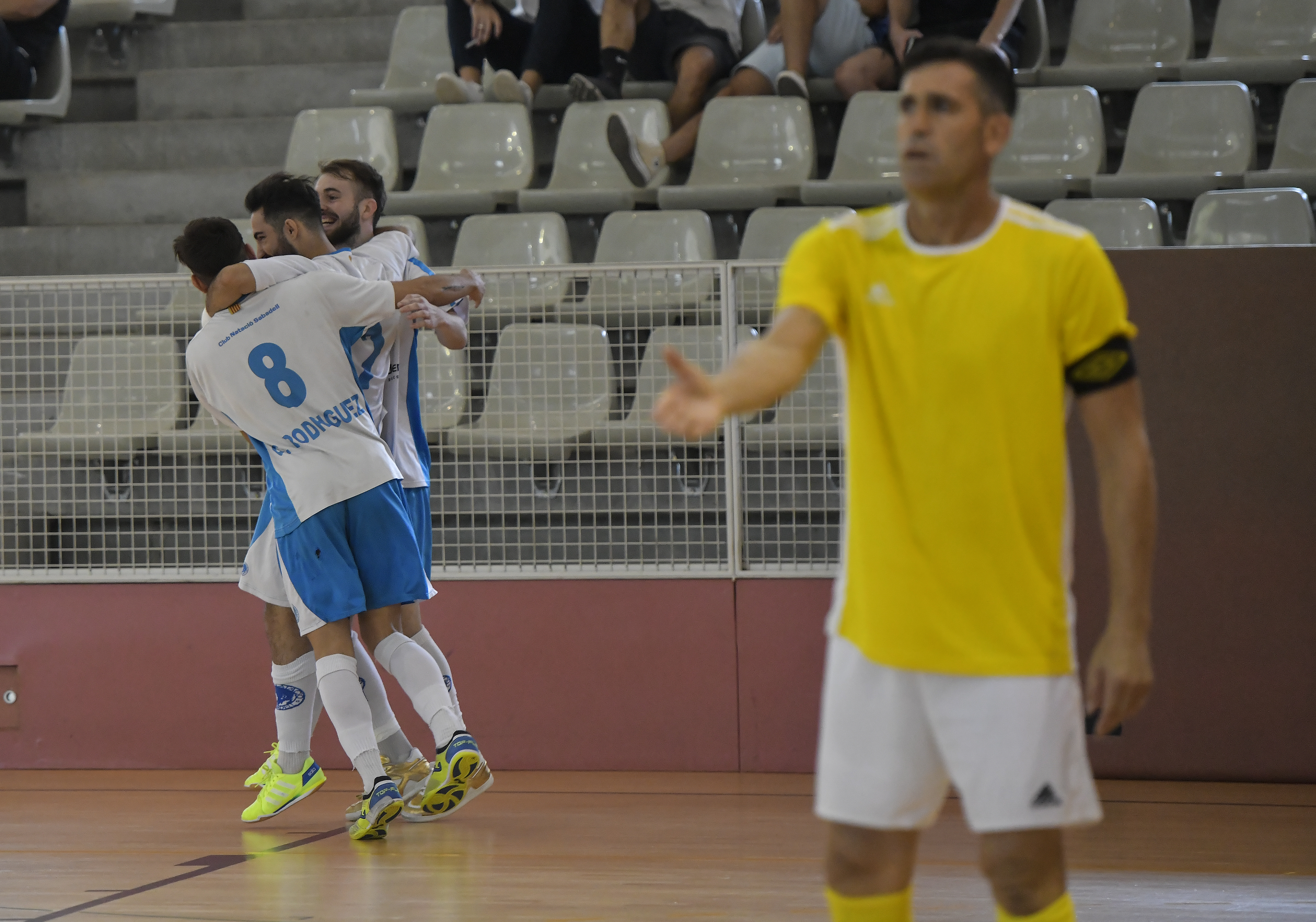Álex Llamas lidera la primera victòria del Club
