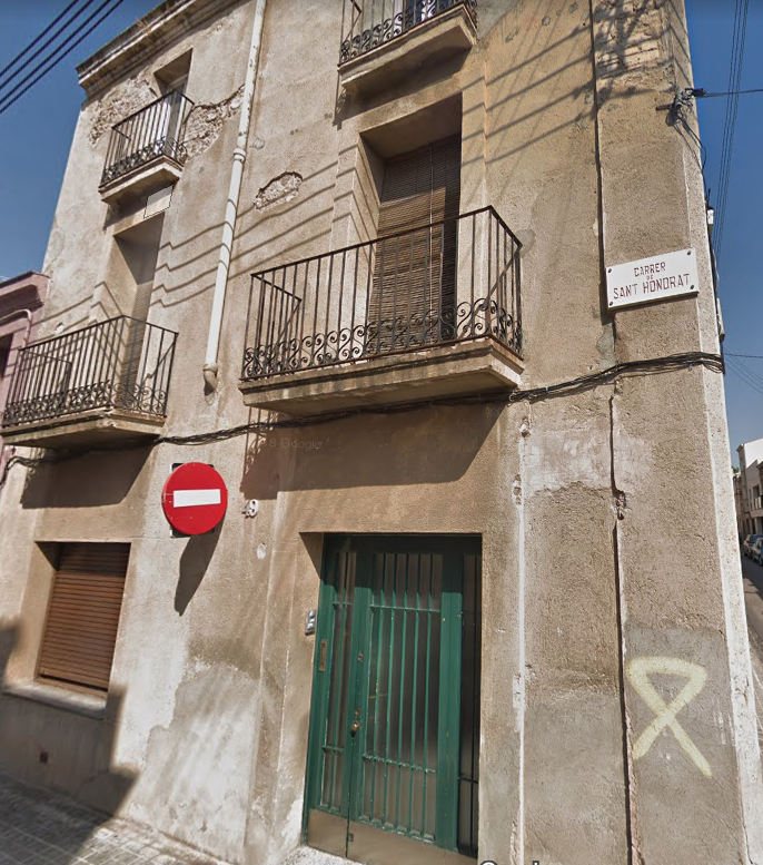 Es desprèn la façana d'un edifici del Centre