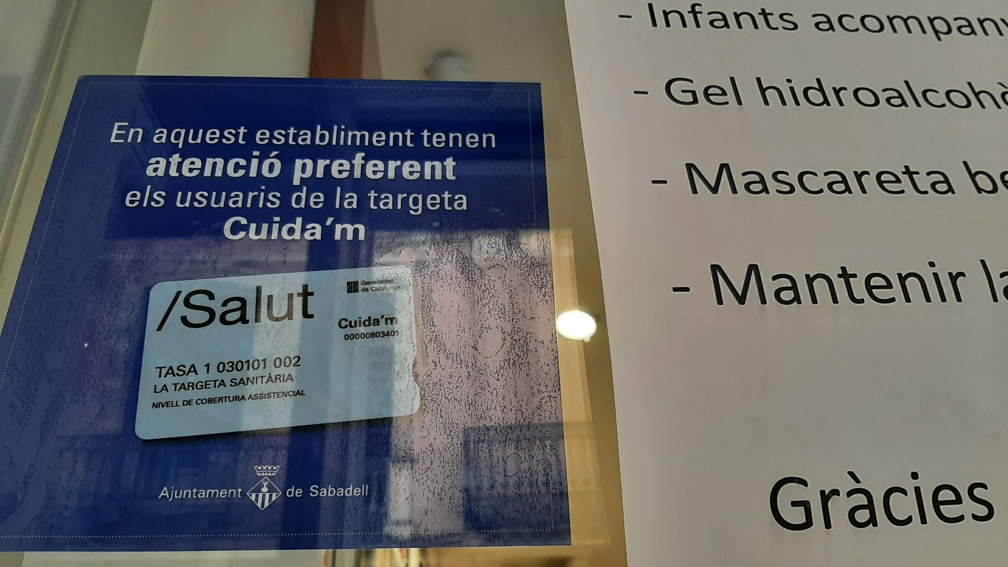 Un adhesiu distingirà els comerços que facilitin l’atenció als clients amb necessitats