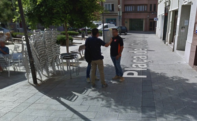 Ferit un ciclista després de xocar contra les eines de descàrrega d'un camió a la plaça del Gas