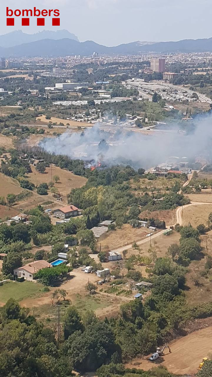 S'incendia una zona de vegetació prop de l'N-150 al seu pas per Sabadell