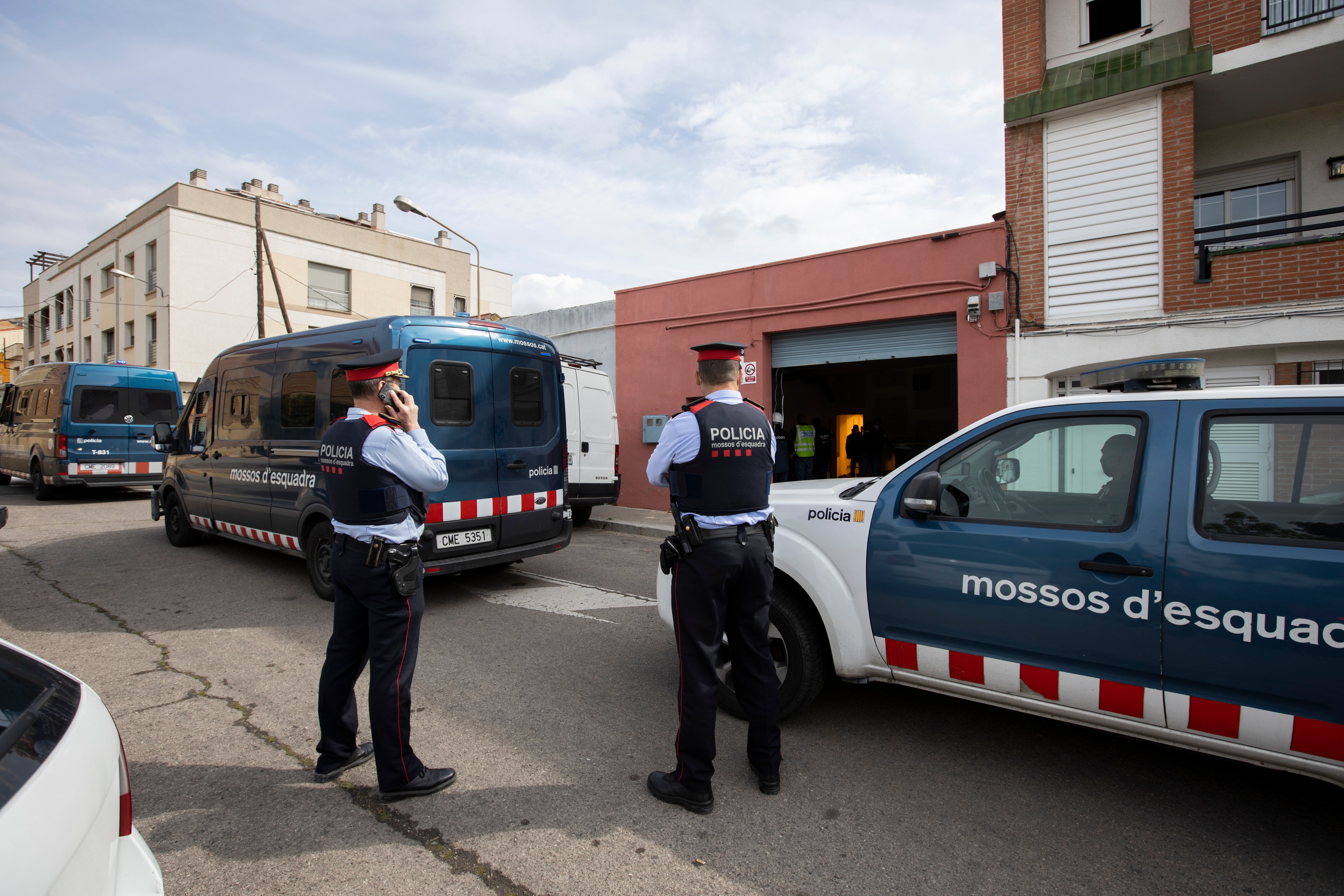 Els Mossos detenen quatre persones per robar en un domicili del Centre