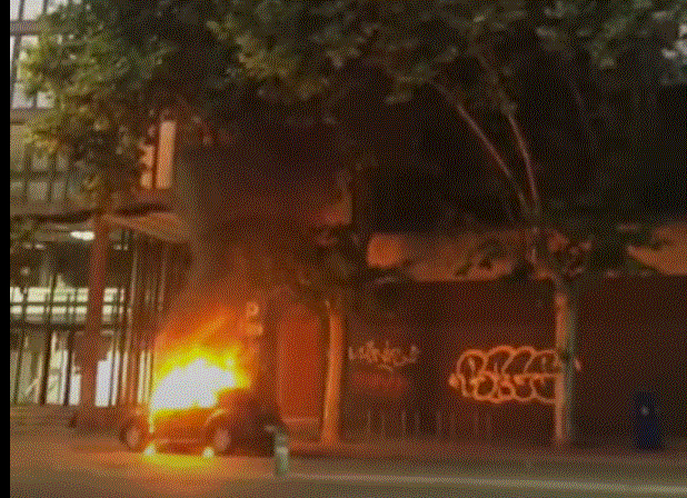 VÍDEO: S'incendia un cotxe en plena Gran Via