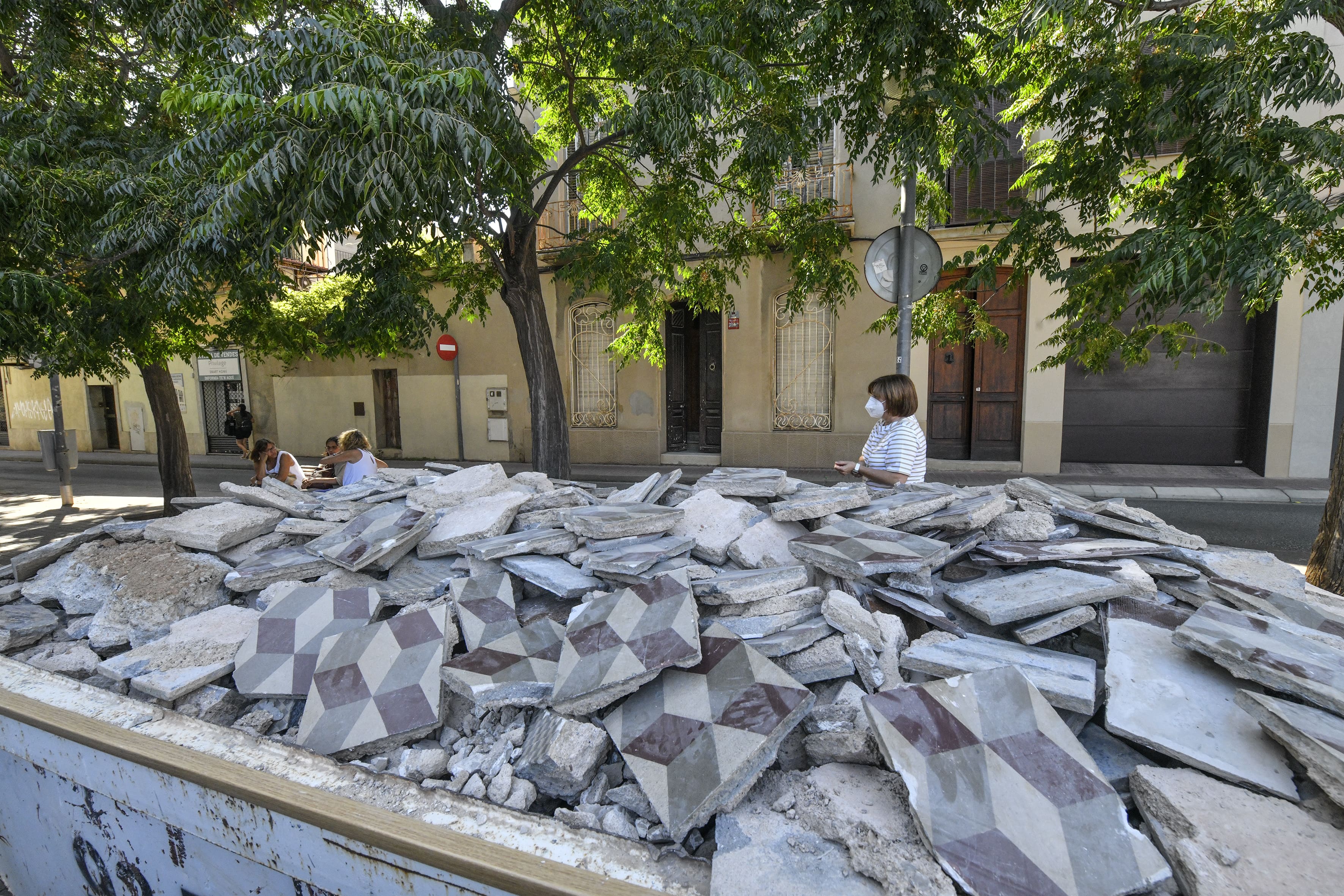 Alerta per la desaparició de rajoles i robatori de plaques