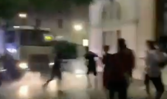 VÍDEO: Llancen objectes contra un camió de neteja viària de Smatsa