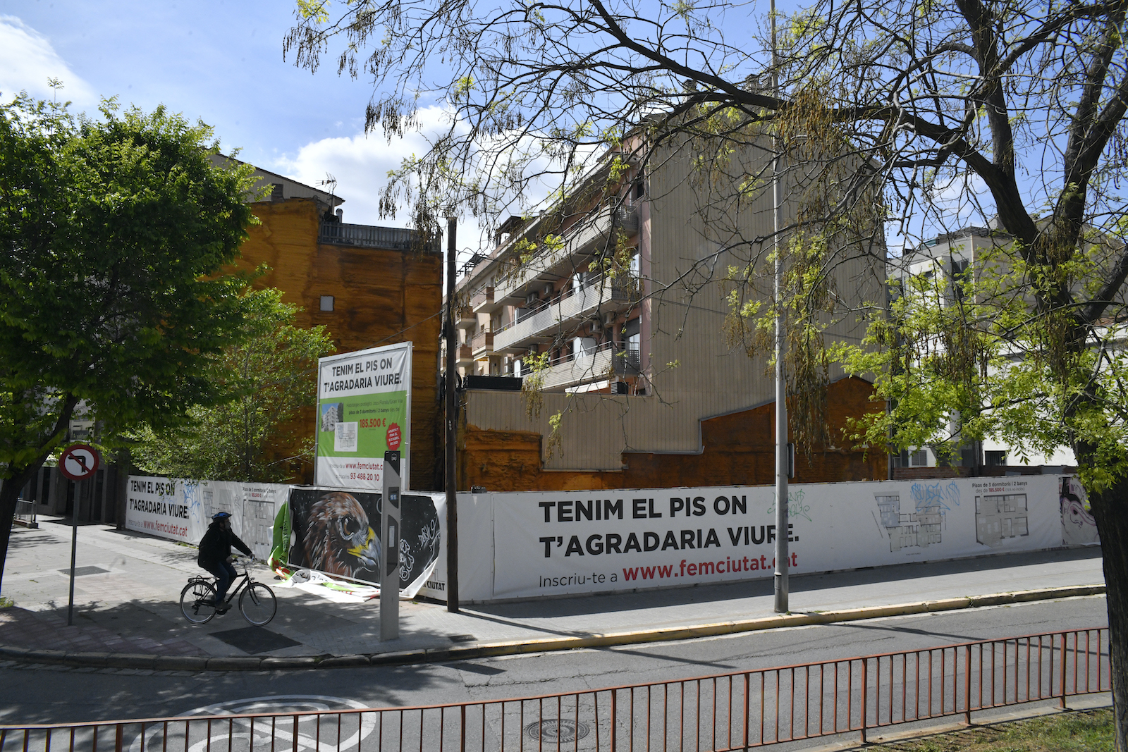 Els sabadellencs de més de 40 anys es poden vacunar sense cita al punt mòbil del Mercat de Zona Hermètica fins a les 14 h - 