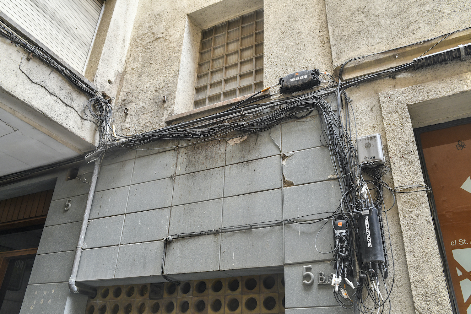 Sabadell impulsarà un pla per enretirar el cablejat aeri de la ciutat