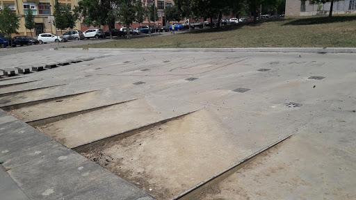 Ciutadans reclama arreglar la font ornamental de Via Alexandra, 9 anys espatllada