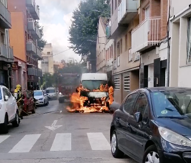 Una furgoneta s'incendia en ple carrer, a la Creu Alta