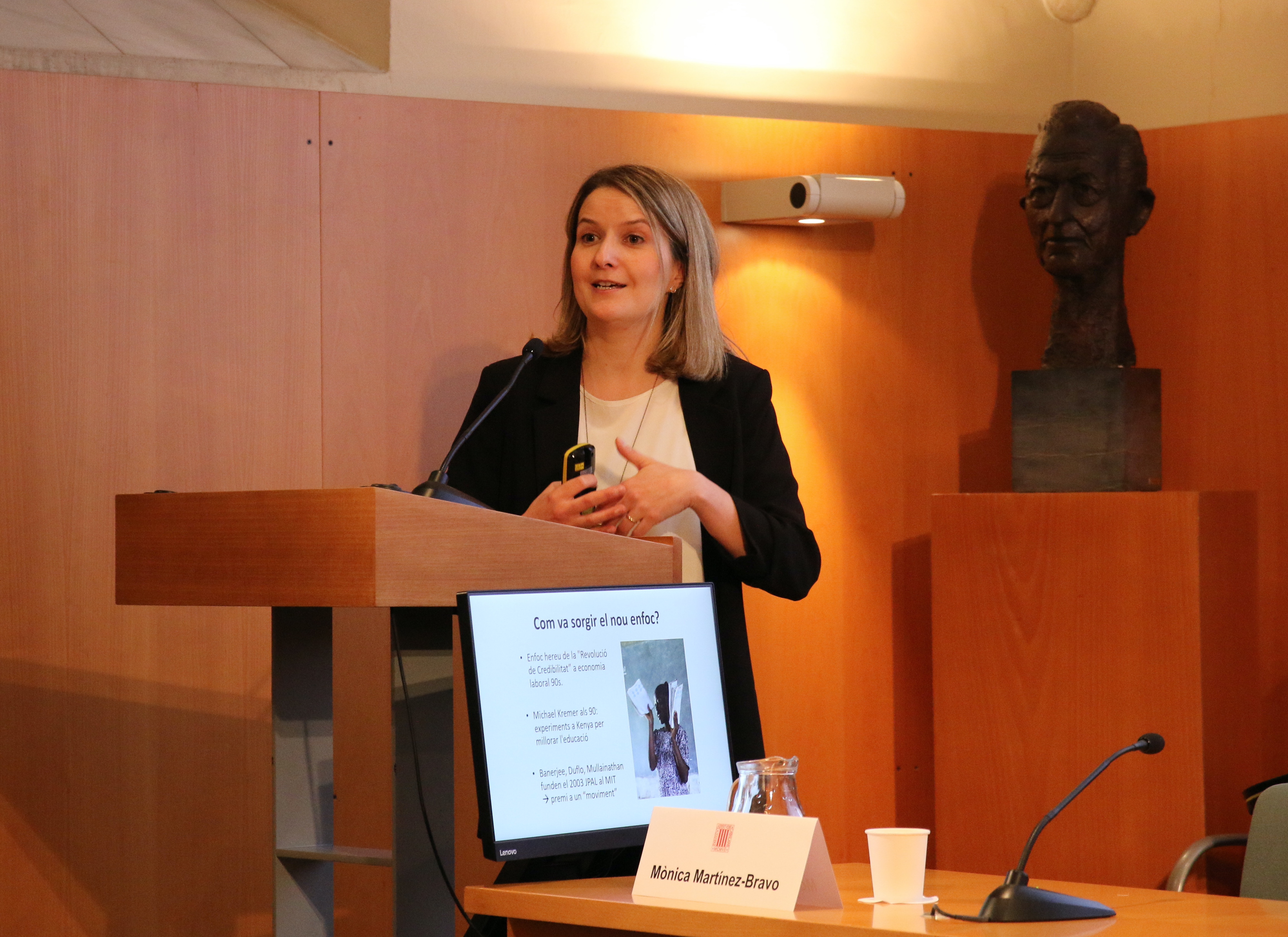 Mònica Martínez-Bravo, XX Premi Fundació Banc Sabadell a la Investigació Econòmica