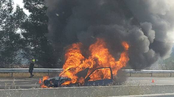 Un cotxe incendiat a Sant Quirze ha provocat diverses cues quilomètriques a la C-58