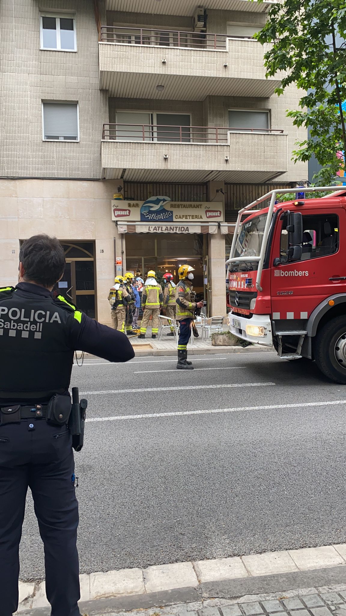 Incendi a la cuina d'un restaurant de l'Eixample per culpa d'una fregidora