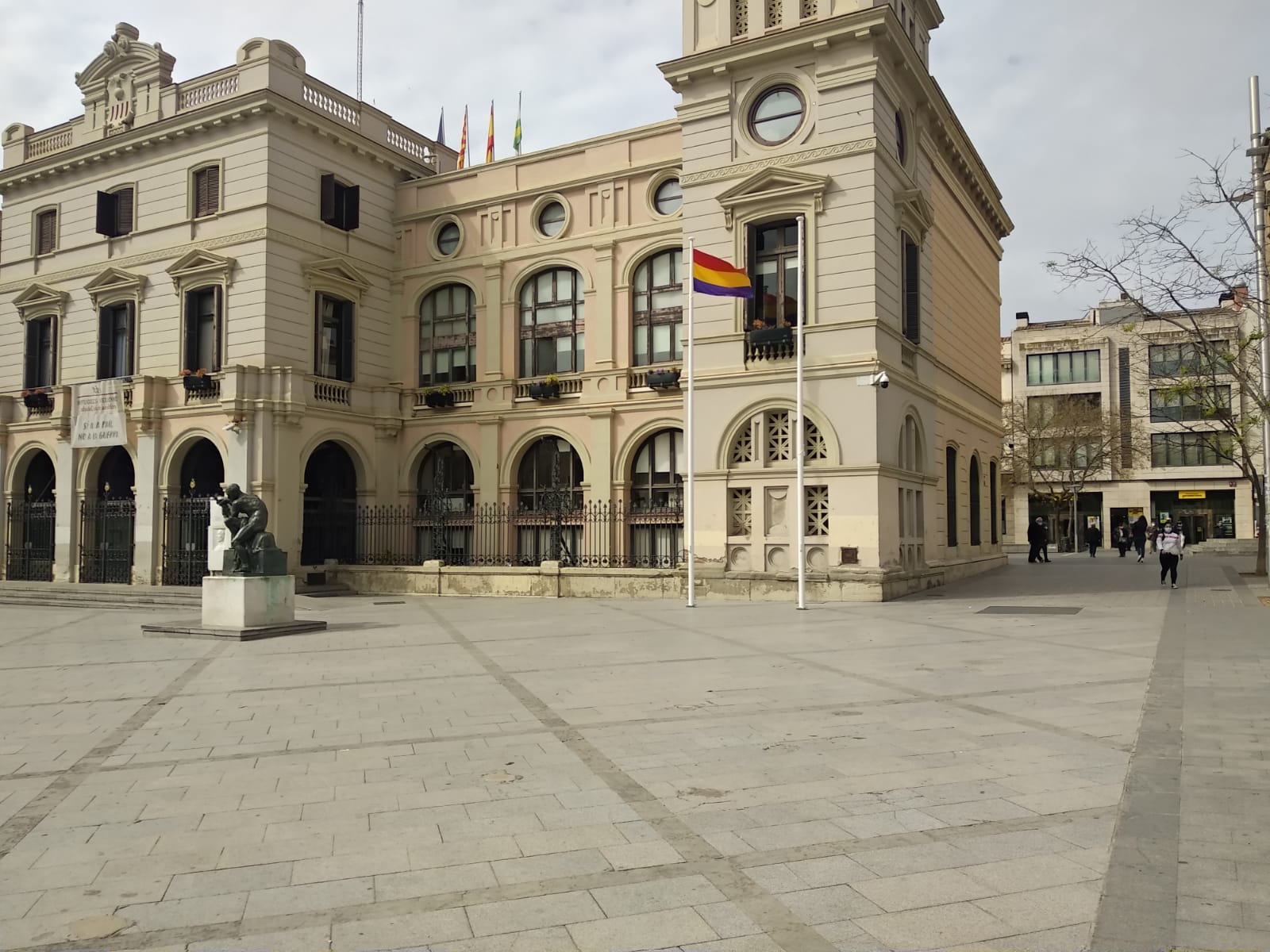 L'Ajuntament penja la bandera republicana a la plaça del Doctor Robert