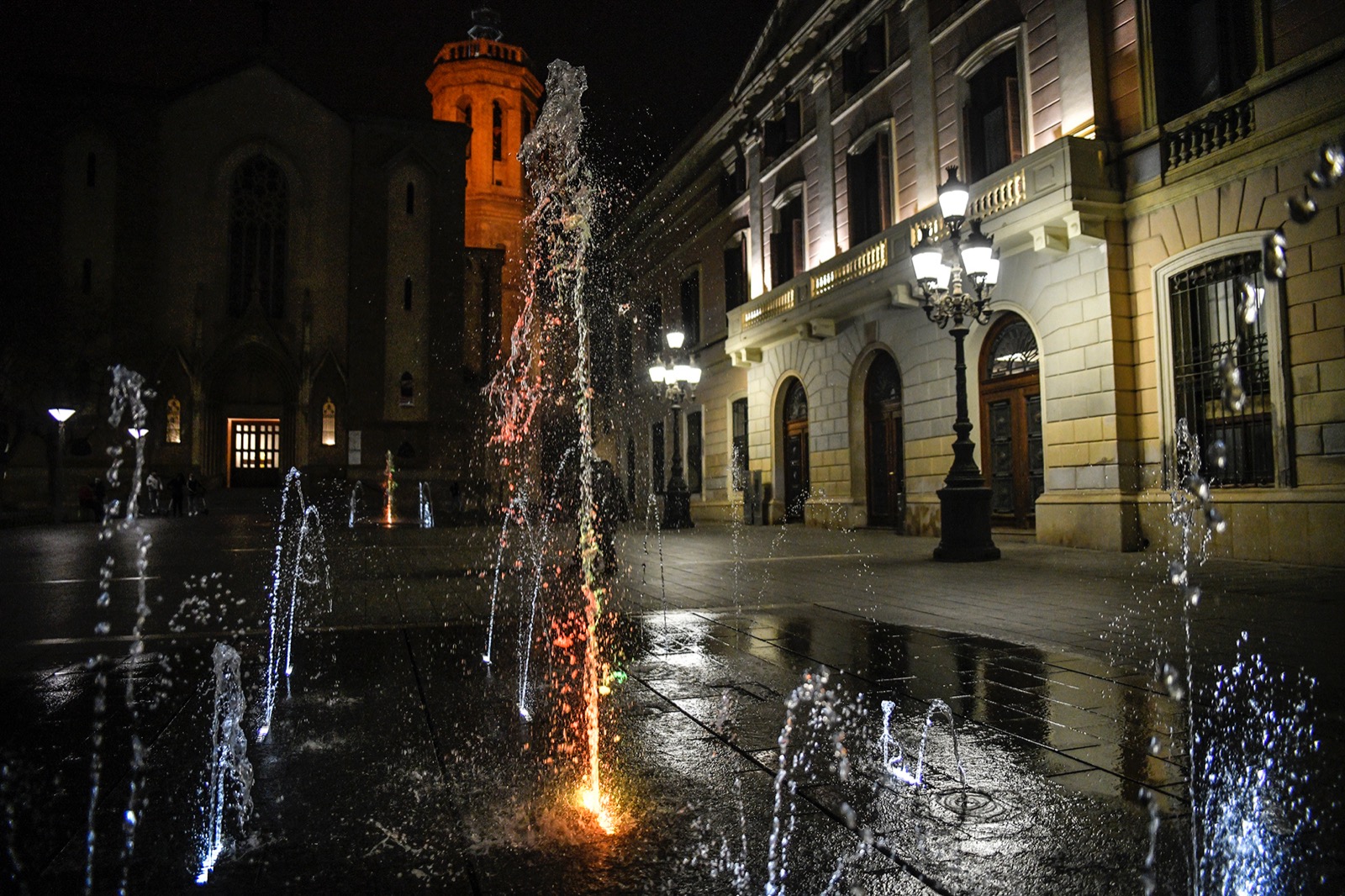Les fonts de Sabadell s'il·luminen de groc amb motiu del mes de l'endometriosi, una malaltia ginecològica