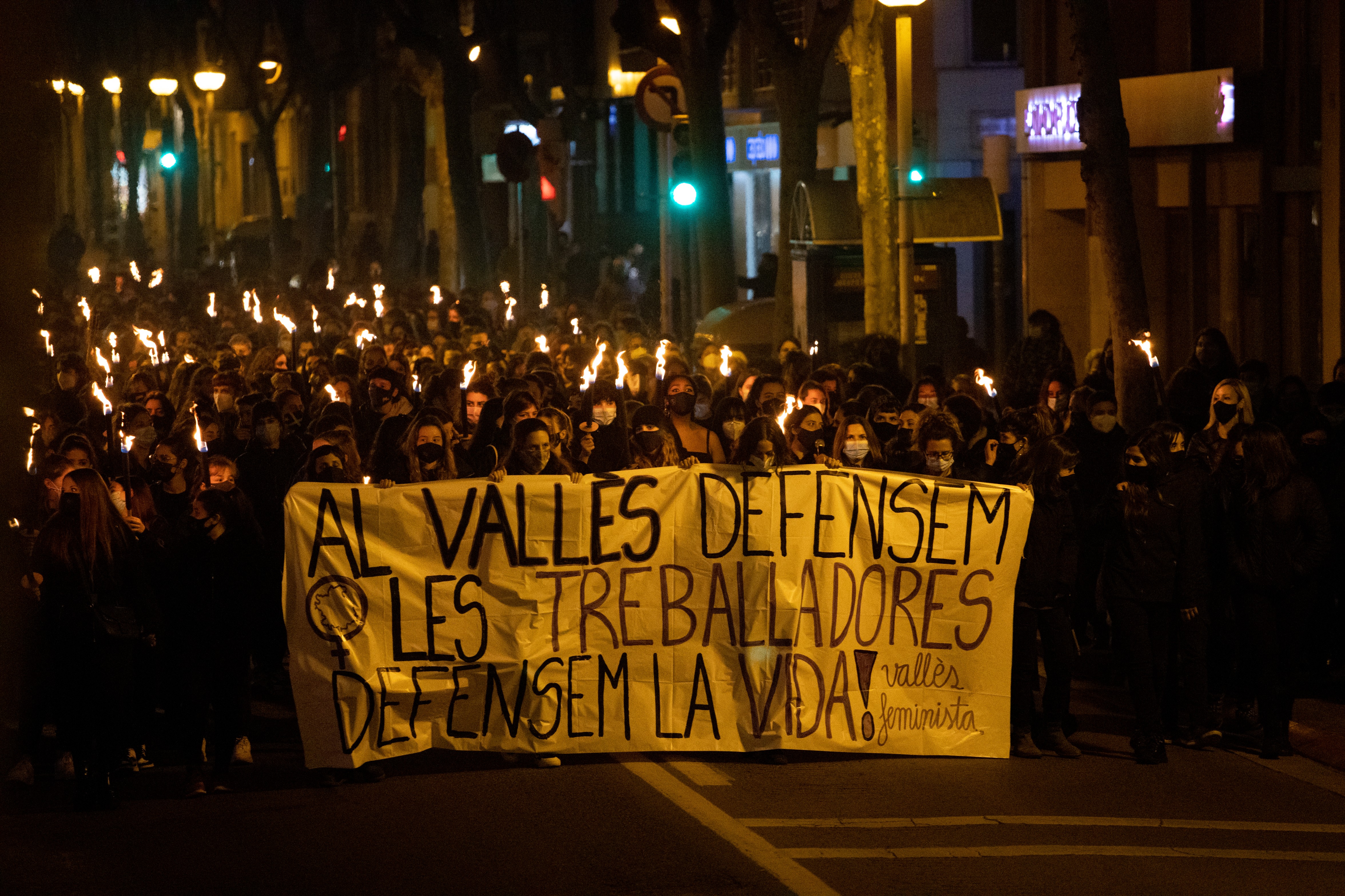 Manifestació feminista prèvia al 8-M pels carrers de Sabadell