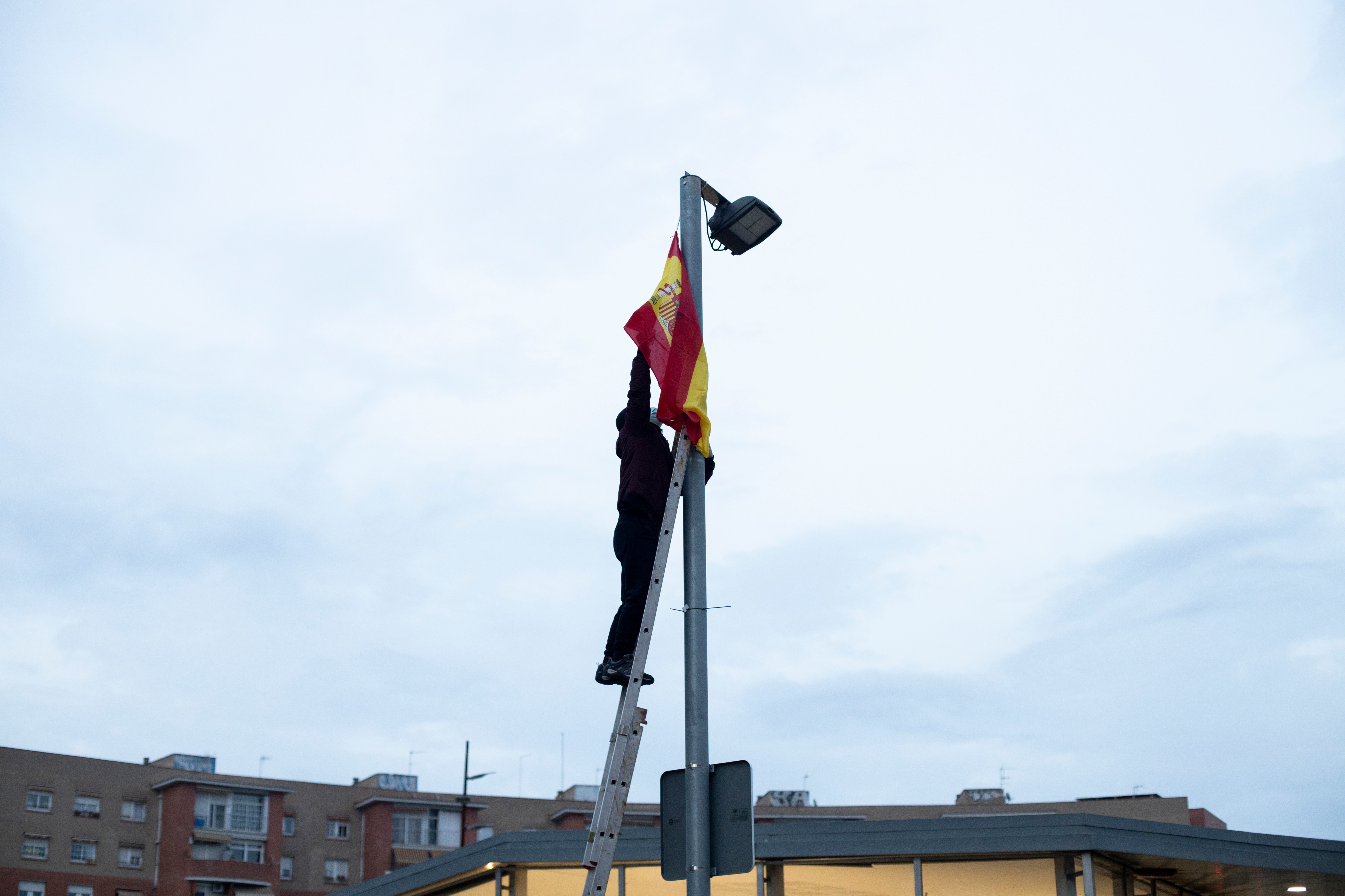 La plaça d'Espanya es lleva amb els seus fanals decorats amb banderes espanyoles