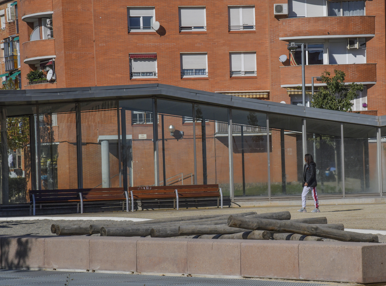 El propietari d'una botiga acaba a l'hospital després d'enxampar dos joves robant