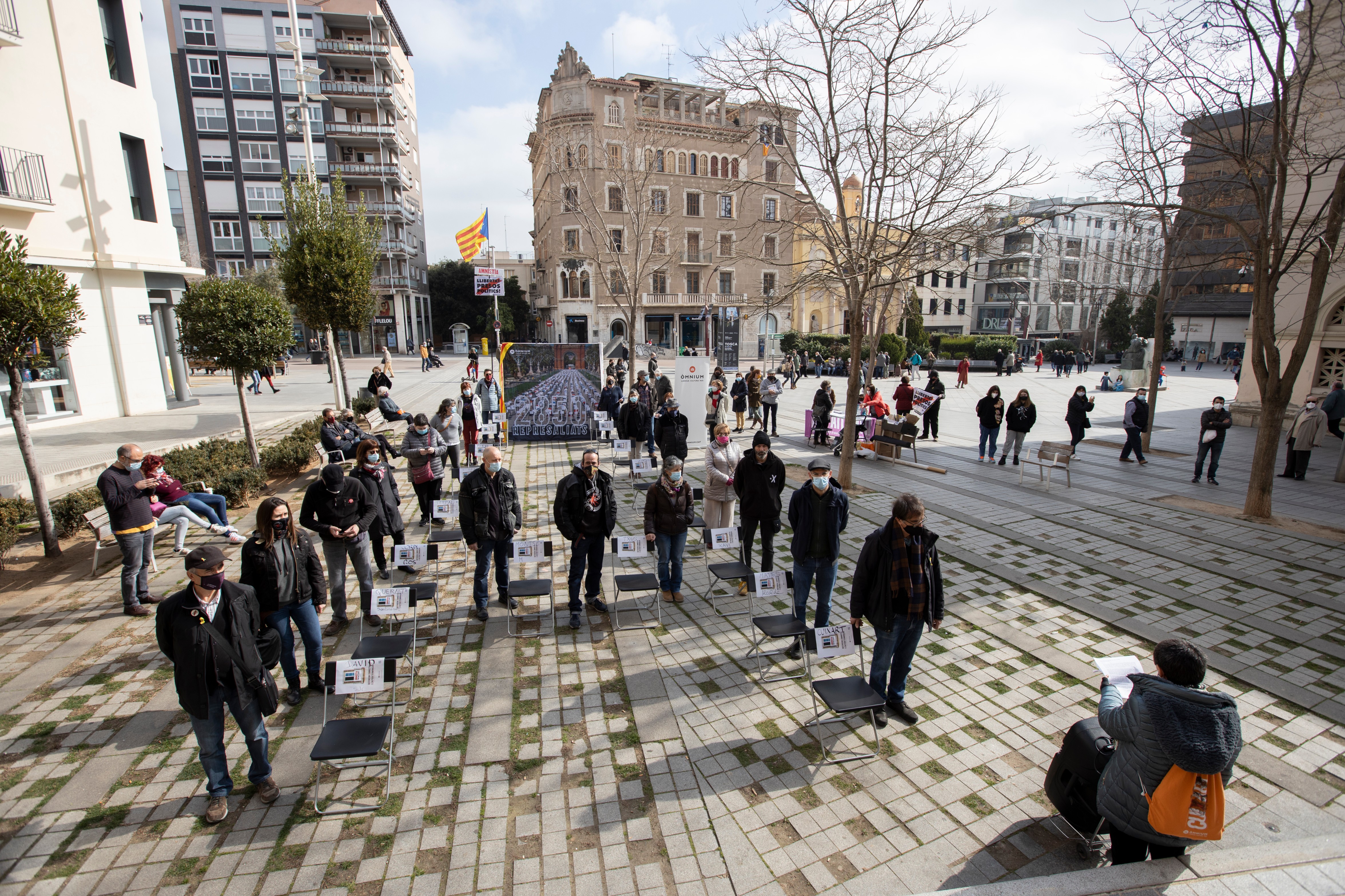 Òmnium Cultural recull signatures per reclamar l'amnistia dels polítics independentistes empresonats