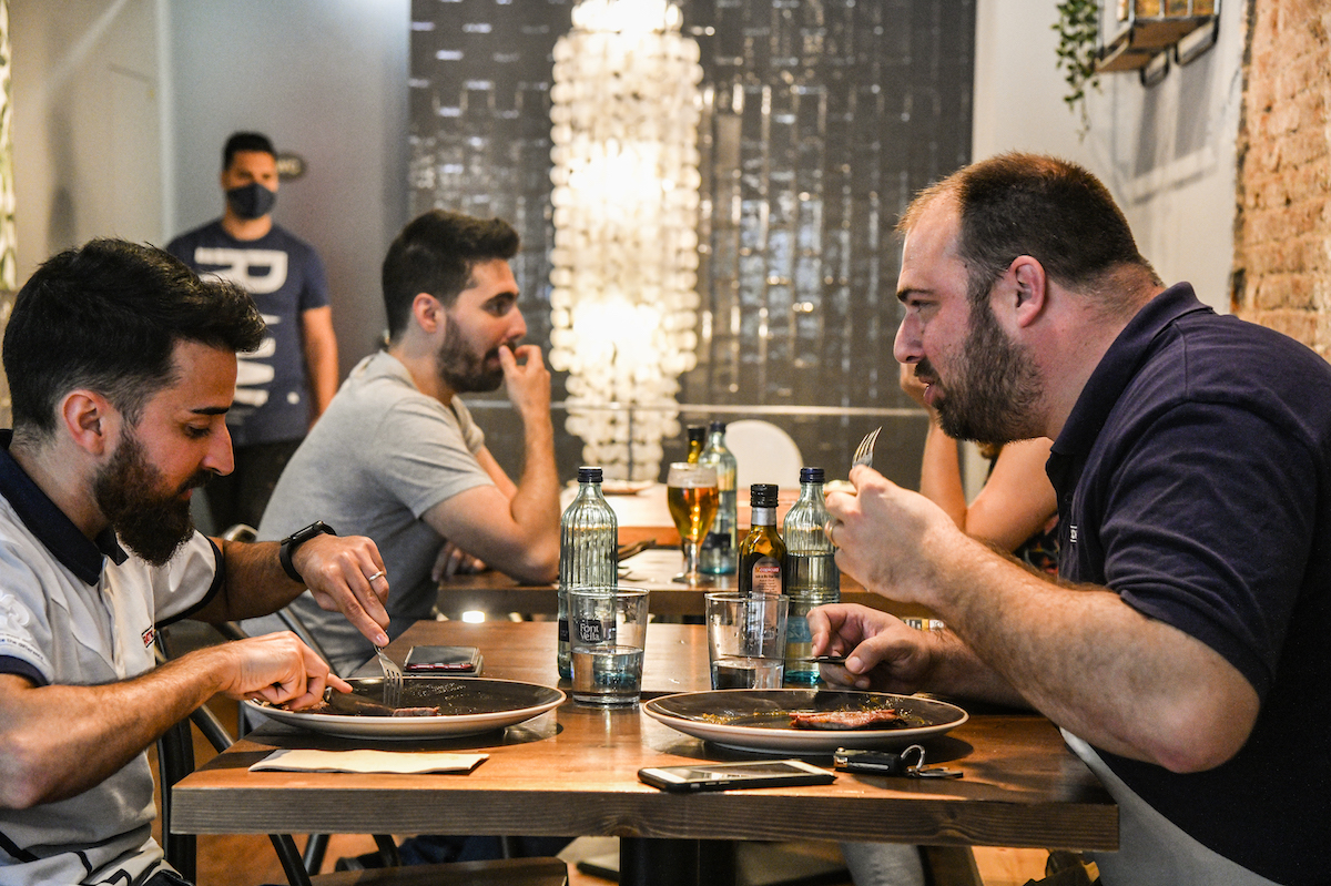 La justícia manté les restriccions als bars, que reclamen més ajuts