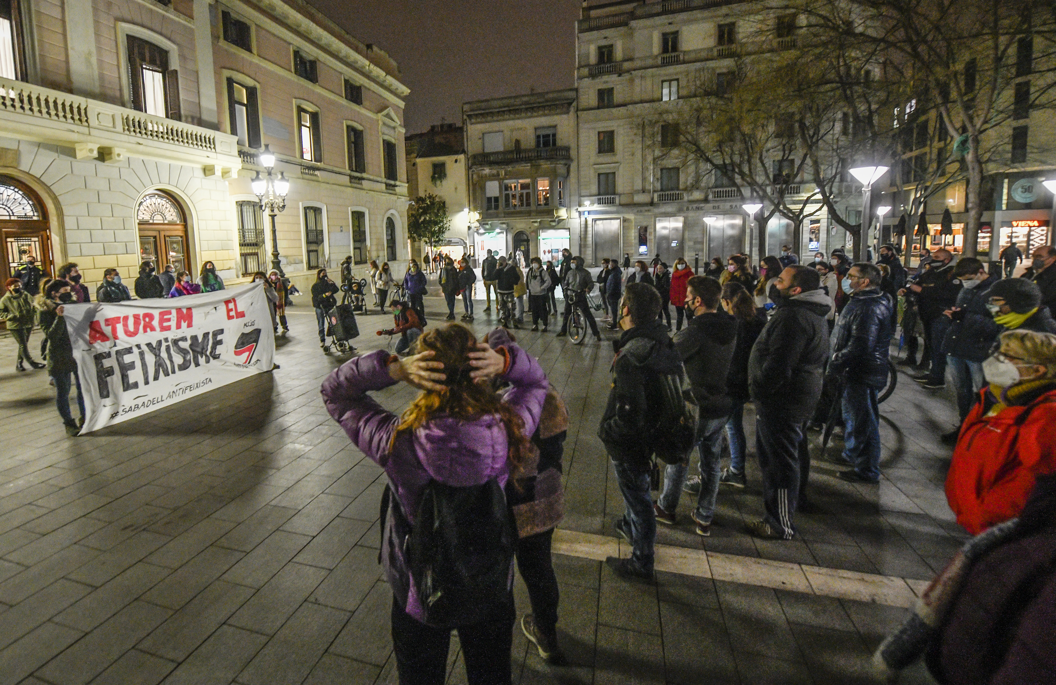 Més d'un centenar de persones es concentra contra la irrupció de Vox al Parlament