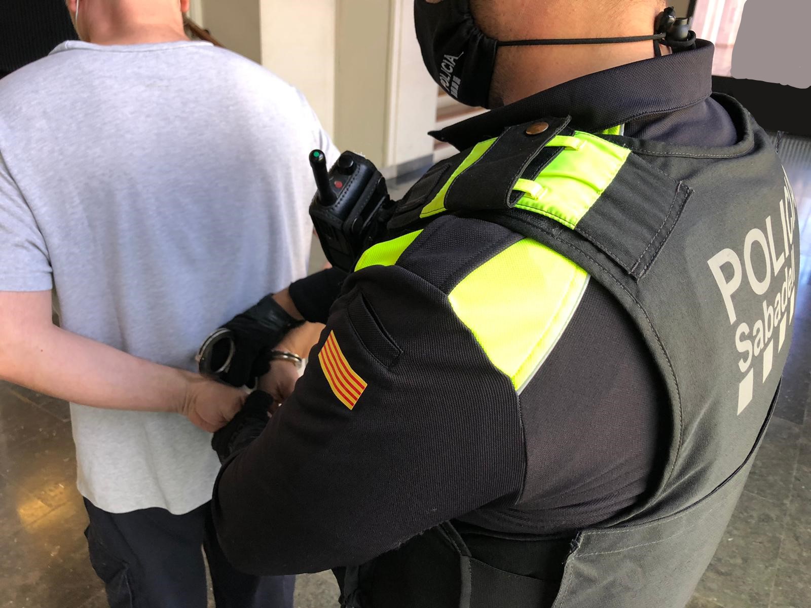 La Policia Municipal deté un home per traficar cocaïna a Gràcia