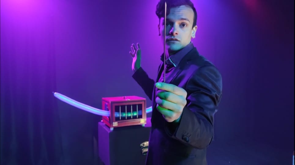 Els dos vessants de Dami Delusion: mag familiar i ‘erotic magic show’ a l’Alternativa