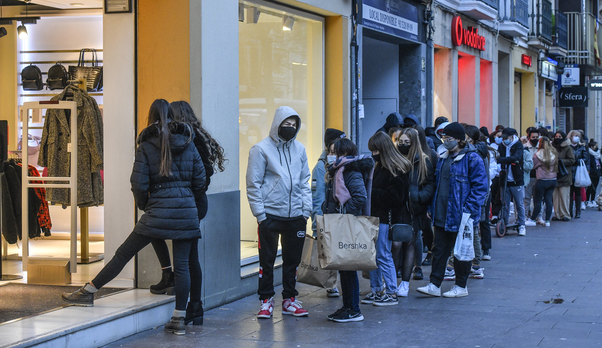L’any de rebaixes més atípic: cues al carrer i grans botigues tancades