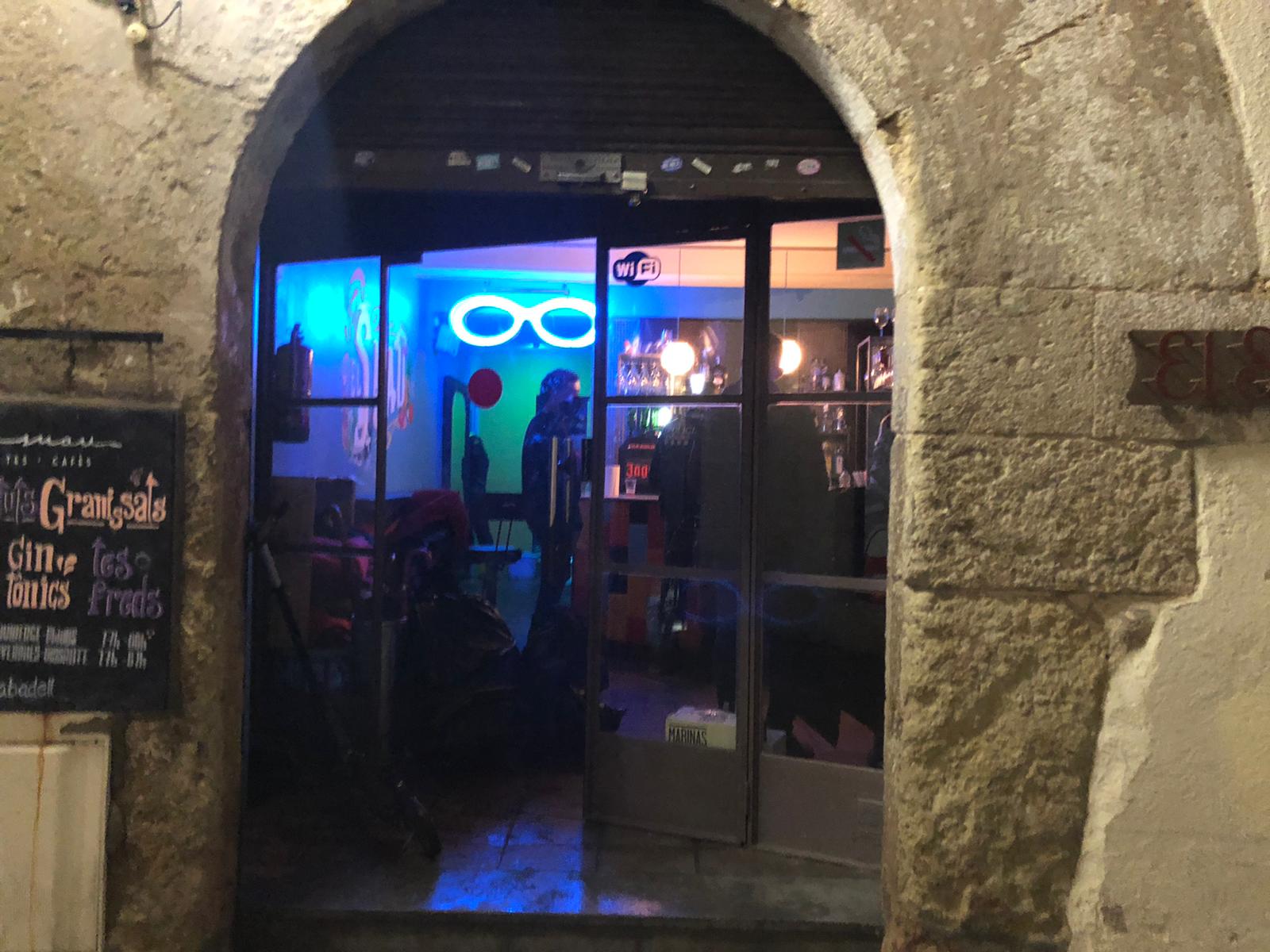 VÍDEO: Vuit identificats en una festa il·legal en un bar a Sabadell