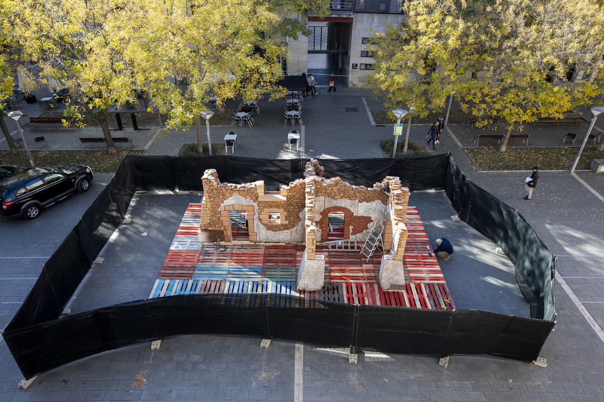 El pessebre gegant de la plaça de Sant Roc comença a agafar forma