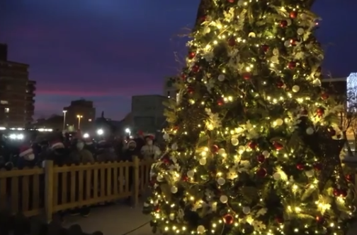 VÍDEO: L'encesa de l'arbre del Taulí torna a portar el Nadal als pacients ingressats
